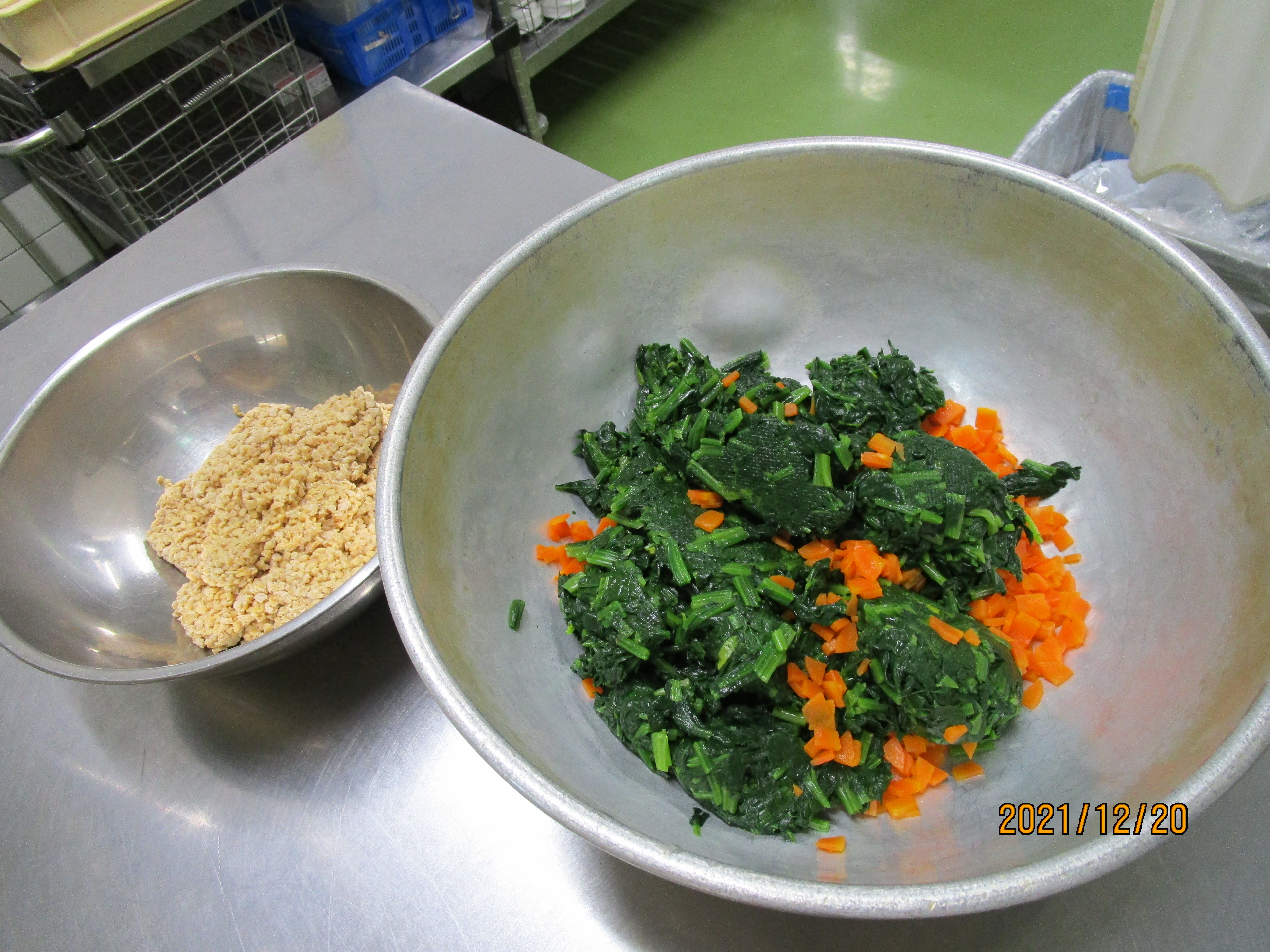 納豆とほうれん草と人参の茹でたもの