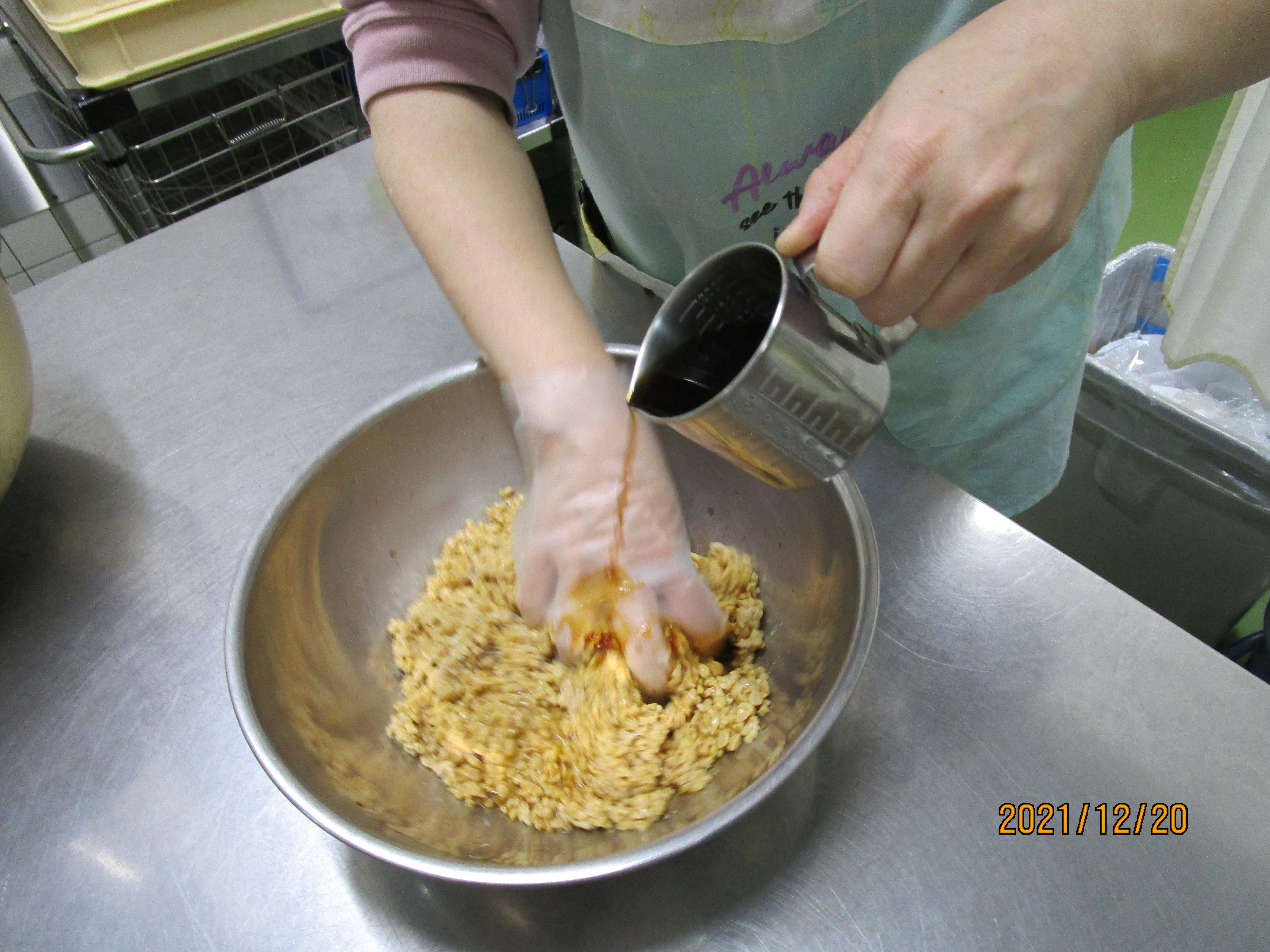 納豆にだし汁を入れている