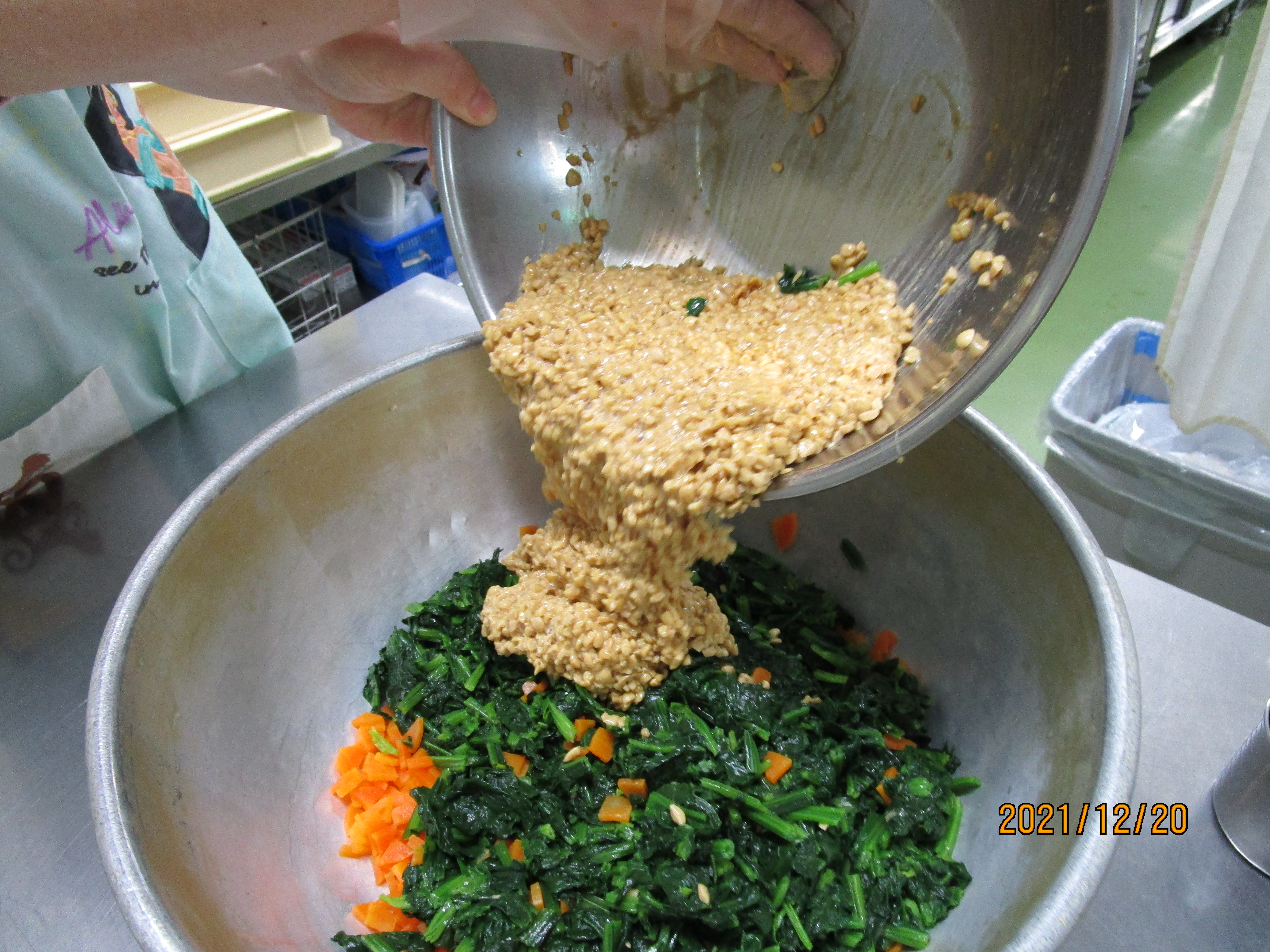 ほうれん草と人参に納豆をいれている