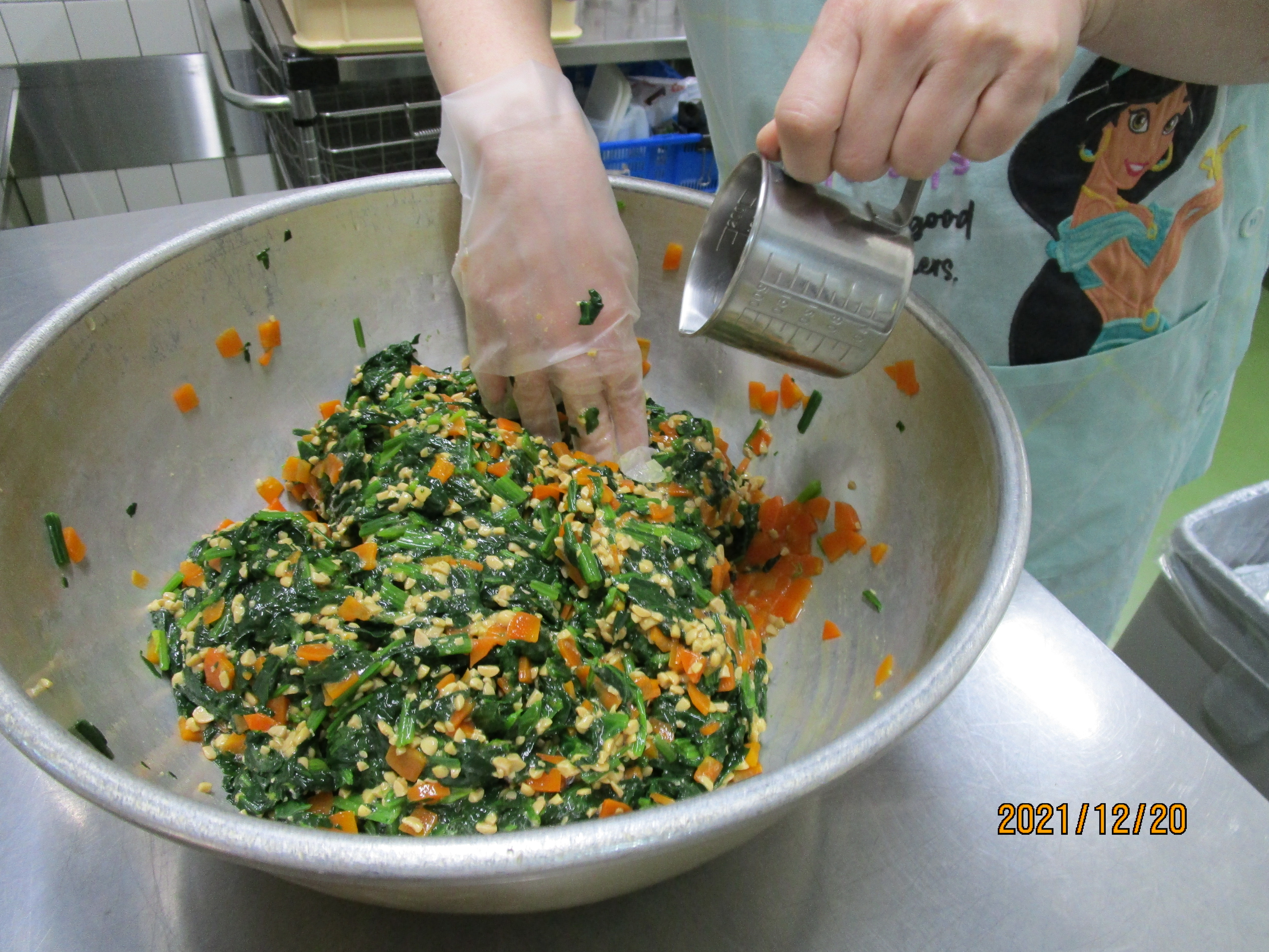 納豆、ほうれん草、人参、だし汁を全部混ぜたもの