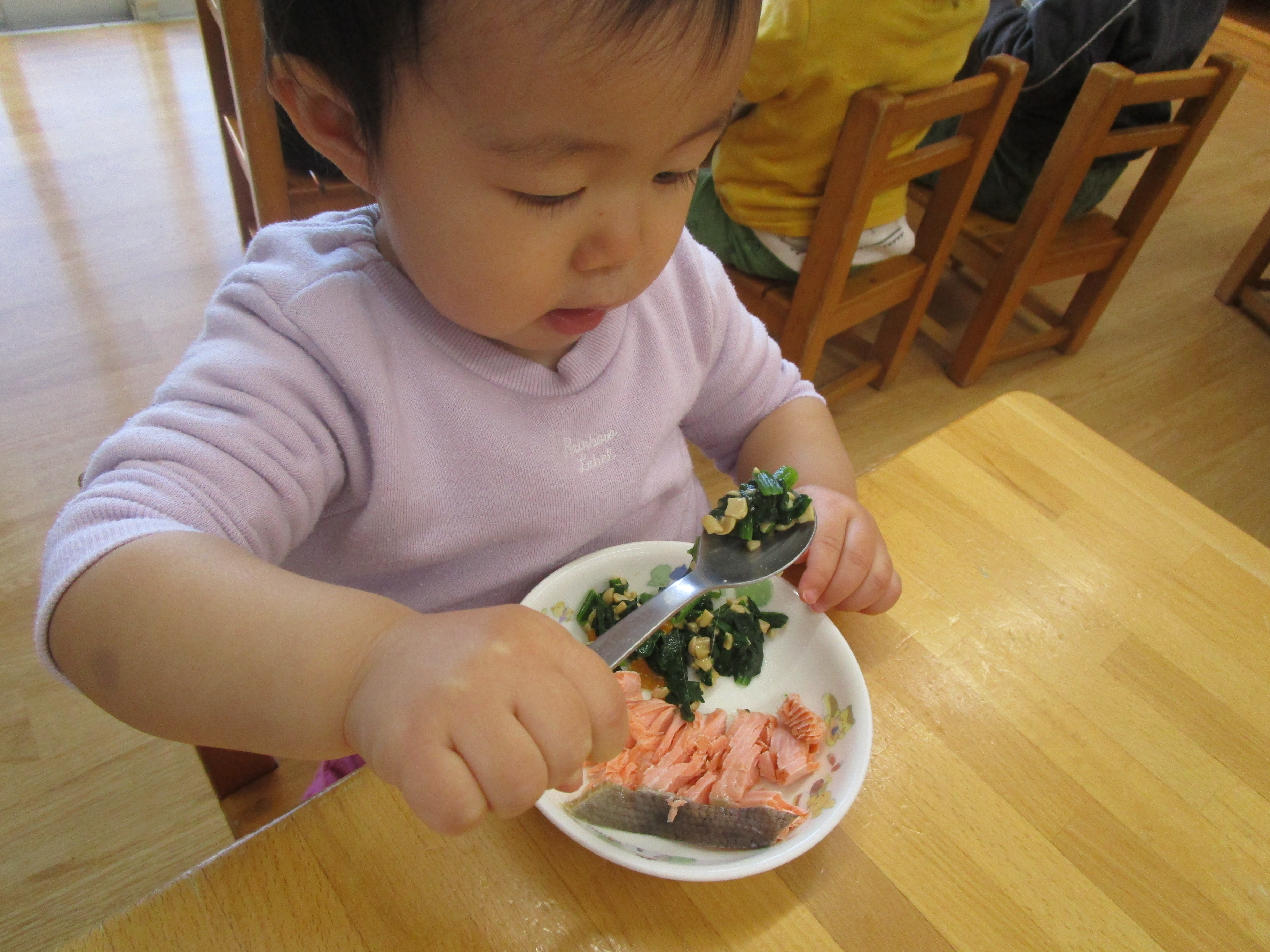 女のル子が納豆和えを食べている