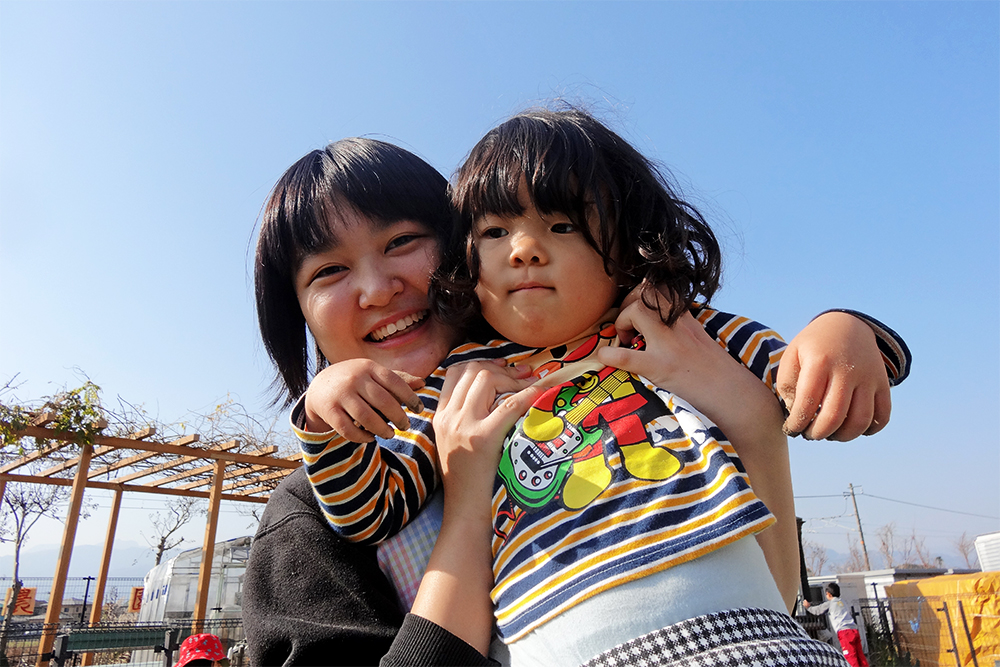 子どもを抱っこしている先生